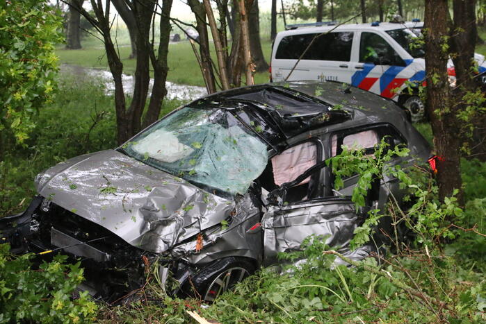 Automobilist schiet van de weg en belandt in bosschage