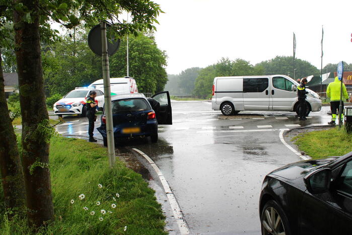 Flinke schade bij botsing tussen auto en bestelbus