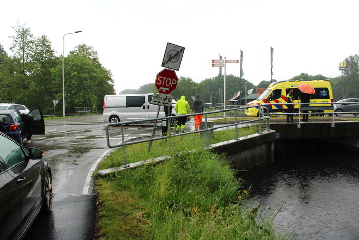 Flinke schade bij botsing tussen auto en bestelbus