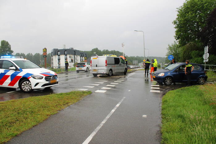 Flinke schade bij botsing tussen auto en bestelbus