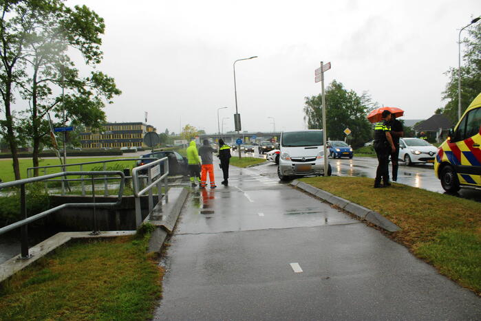 Flinke schade bij botsing tussen auto en bestelbus