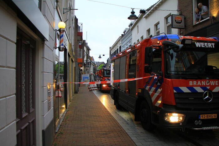 Gevaarlijke situatie in winkelstraat na losgeraakte dakpannen