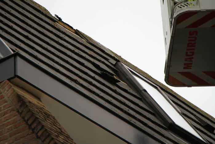 Gevaarlijke situatie in winkelstraat na losgeraakte dakpannen