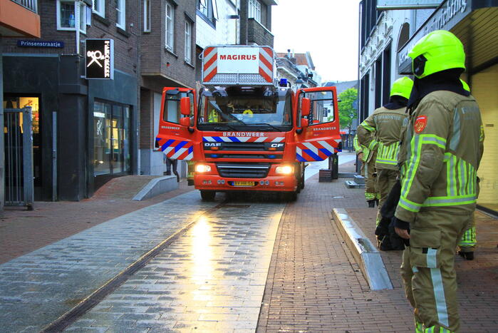 Gevaarlijke situatie in winkelstraat na losgeraakte dakpannen