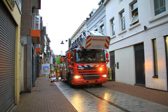 Gevaarlijke situatie in winkelstraat na losgeraakte dakpannen
