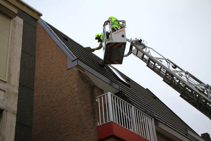 Gevaarlijke situatie in winkelstraat na losgeraakte dakpannen