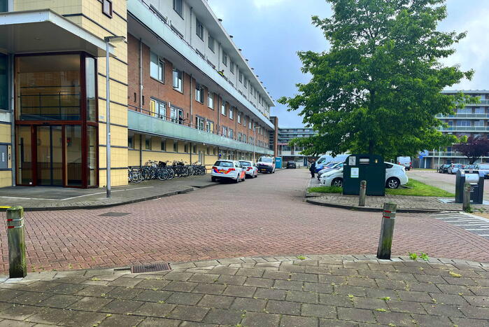 Politie beukt deur in van flatwoning