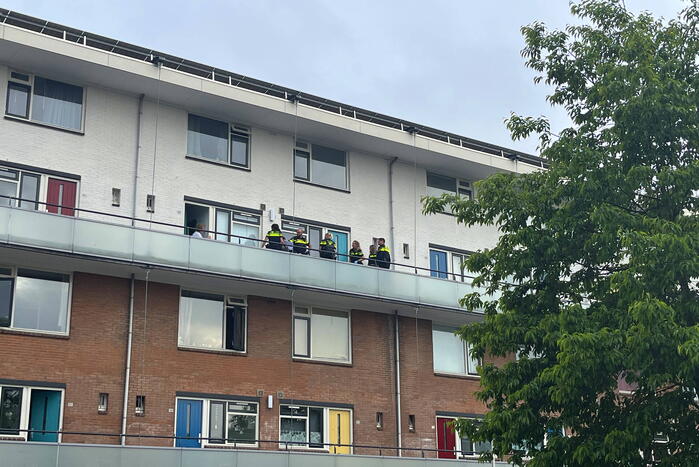Politie beukt deur in van flatwoning