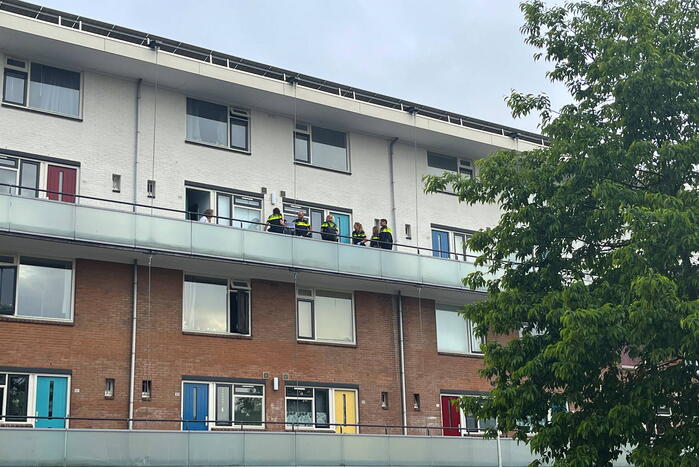 Politie beukt deur in van flatwoning