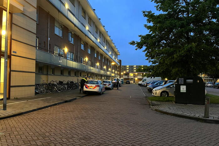 Politie beukt deur in van flatwoning