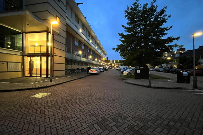 Politie beukt deur in van flatwoning