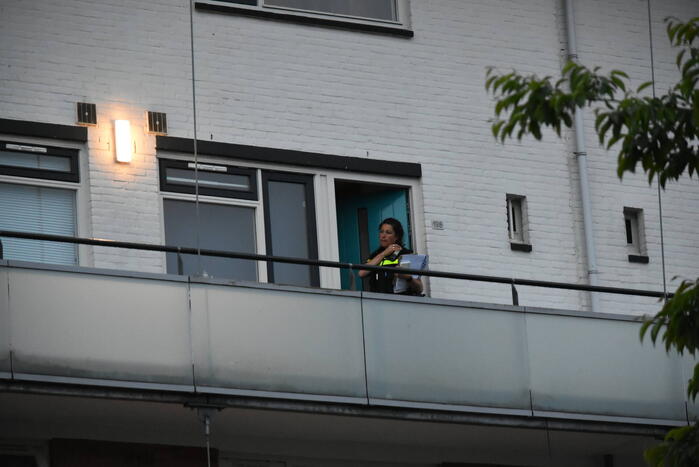 Politie beukt deur in van flatwoning