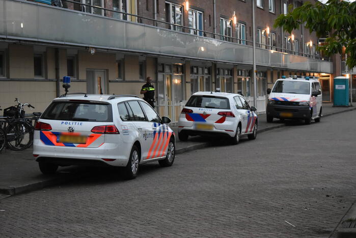 Politie beukt deur in van flatwoning