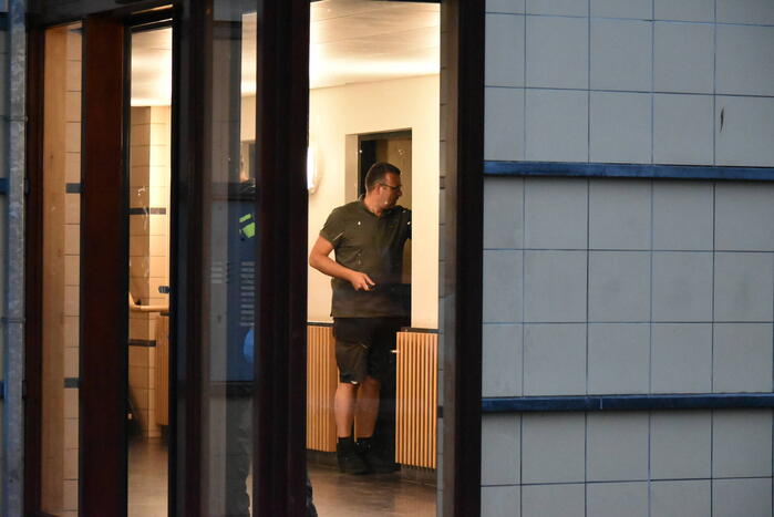 Politie beukt deur in van flatwoning