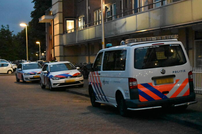 Politie beukt deur in van flatwoning