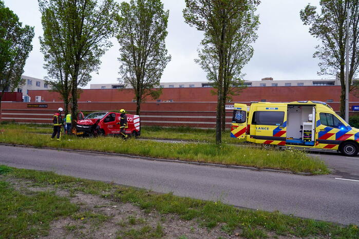 Bestuurder bestelbus bekneld na botsing tegen boom