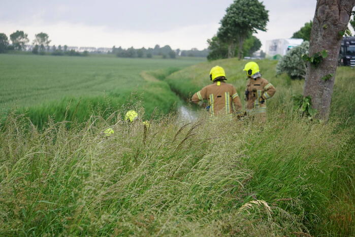 Automobilist raakt van de weg en belandt in sloot