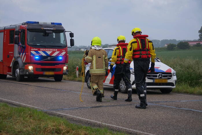 Automobilist raakt van de weg en belandt in sloot