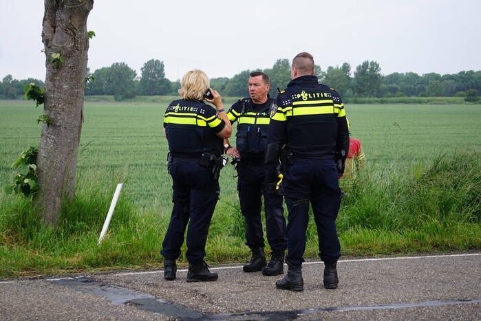 Automobilist raakt van de weg en belandt in sloot