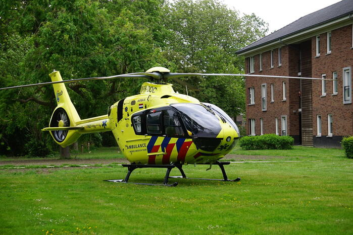 Traumahelikopter landt in bloemenbuurt op grasveld