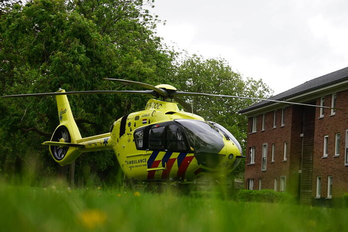 Traumahelikopter landt in bloemenbuurt op grasveld