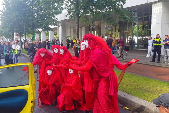 Actievoerders Extinction Rebellion houden Rebellie tegen de fossiele industrie