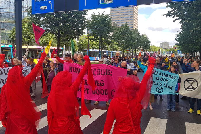 Actievoerders Extinction Rebellion houden Rebellie tegen de fossiele industrie