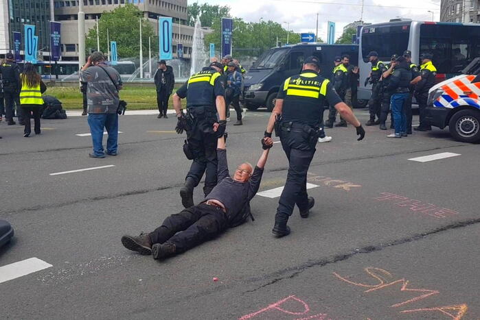 Actievoerders Extinction Rebellion houden Rebellie tegen de fossiele industrie