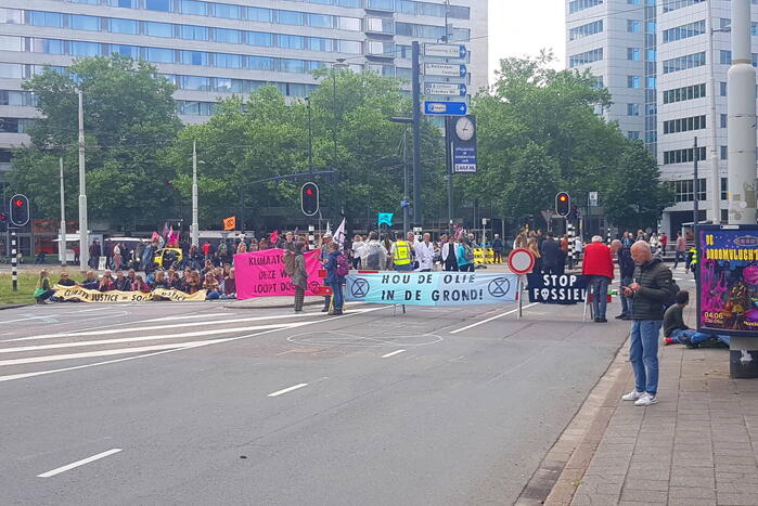Actievoerders Extinction Rebellion houden Rebellie tegen de fossiele industrie