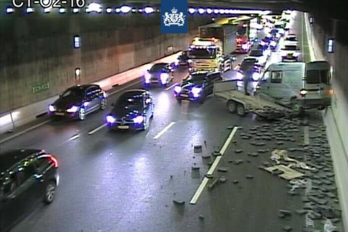 Aanhanger met stenen geschaard in Coentunnel