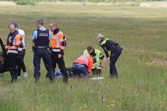 Auto met twee inzittenden belandt in het water