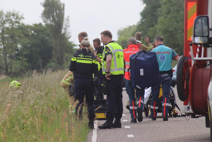 Auto met twee inzittenden belandt in het water