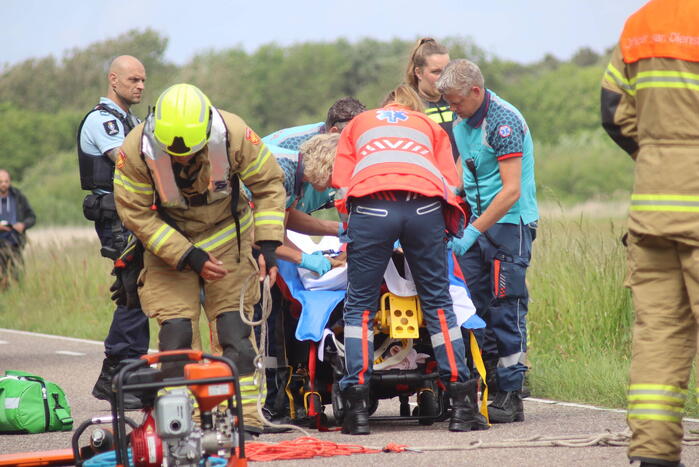 Auto met twee inzittenden belandt in het water