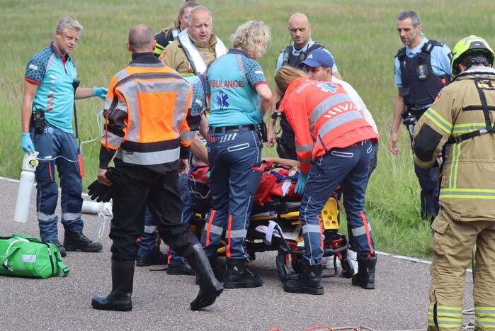 Auto met twee inzittenden belandt in het water