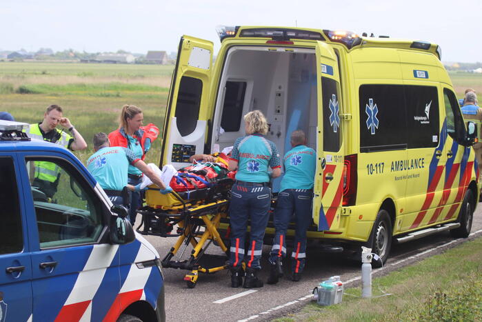 Auto met twee inzittenden belandt in het water