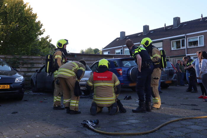 Geparkeerde auto zwaar beschadigd na ontploffing
