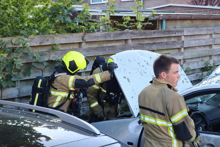 Geparkeerde auto zwaar beschadigd na ontploffing