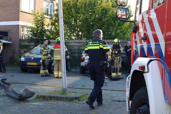 Geparkeerde auto zwaar beschadigd na ontploffing