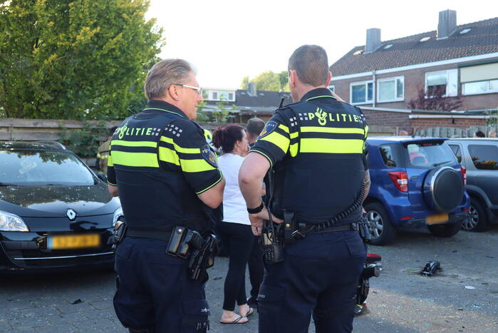 Geparkeerde auto zwaar beschadigd na ontploffing