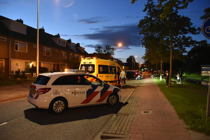 Auto op zijn kop na botsing met geparkeerde auto