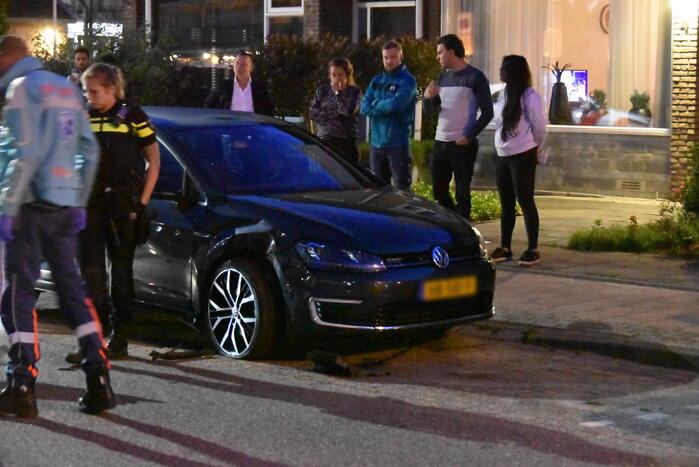 Auto op zijn kop na botsing met geparkeerde auto