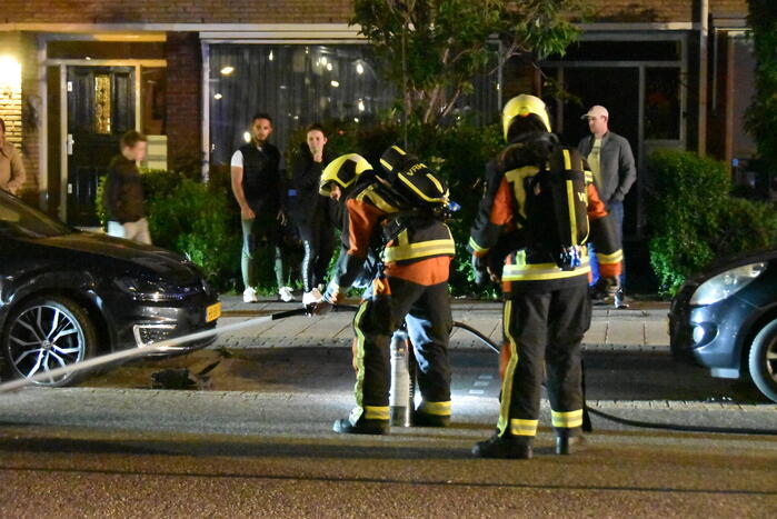Auto op zijn kop na botsing met geparkeerde auto