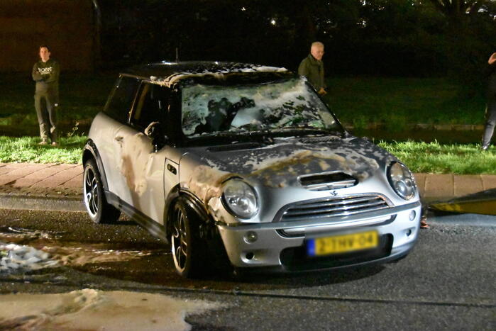 Auto op zijn kop na botsing met geparkeerde auto