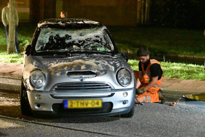 Auto op zijn kop na botsing met geparkeerde auto