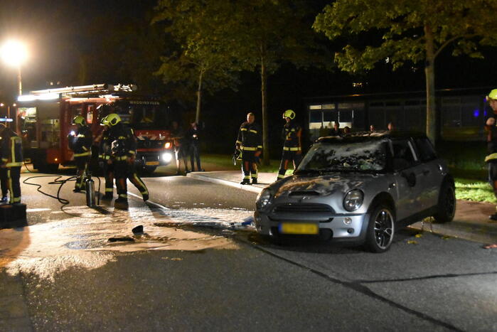 Auto op zijn kop na botsing met geparkeerde auto