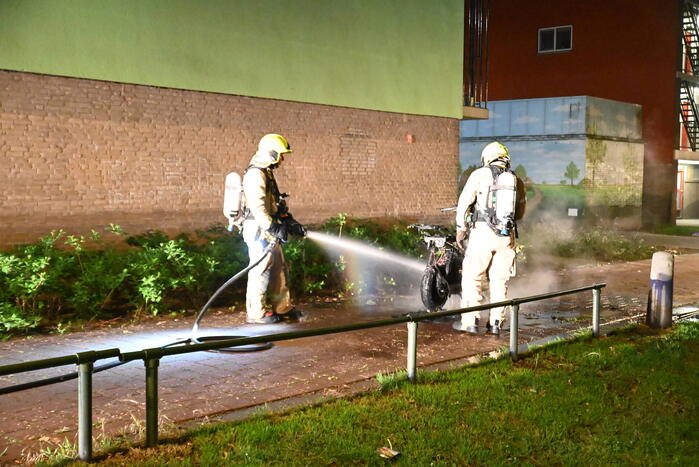 Felyx deelscooter uitgebrand op fietspad