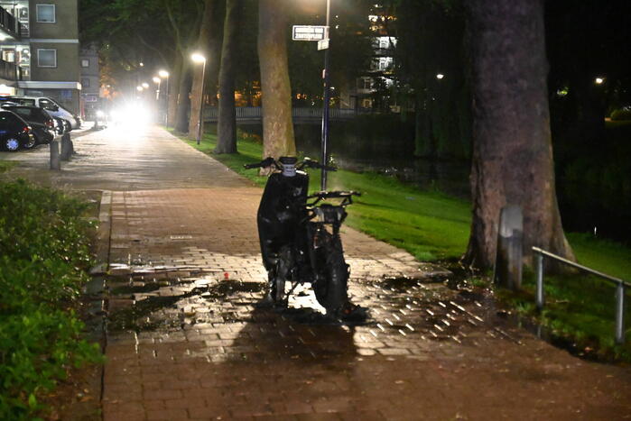 Felyx deelscooter uitgebrand op fietspad