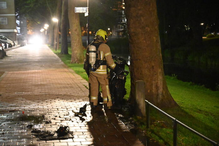 Felyx deelscooter uitgebrand op fietspad