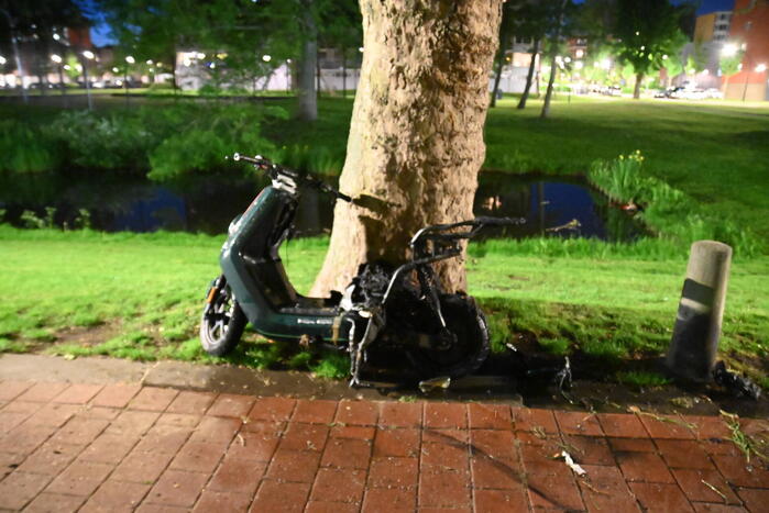 Felyx deelscooter uitgebrand op fietspad