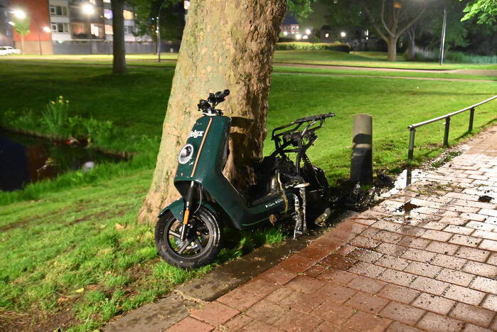 Felyx deelscooter uitgebrand op fietspad